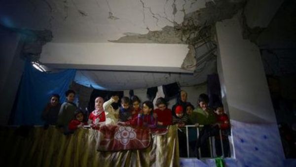 إجلاء مرضى ومصابين من مدينة دوما المحاصرة بالغوطة

