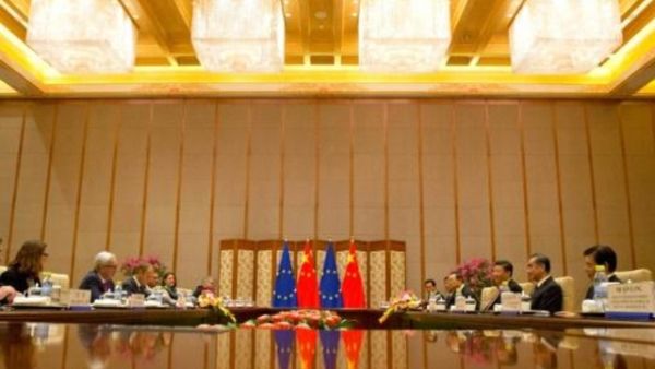 الرئيس الصيني شي جينبينغ (الثالث من اليمين) يلتقي رئيس المفوضية الأوروبية جان كلود يونكر (الثاني من اليسار) ورئيس المجلس الأوروبي دونالد توسك (الثالث من اليسار) في بيت الضيافة الرسمي في بكين

