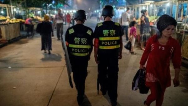 الشرطة تقوم بدوريات في سوق طعام ليلي قرب مسجد ايد كاه في منطقة شينجيانغ ايغور

