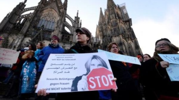 تظاهرة في كولونيا استنكارا للاعتداءات التي طالت النساء 9 يناير 2016
