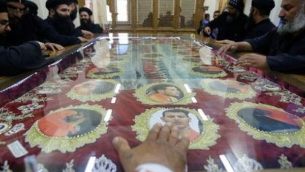 قساوسة يتفقدون نصبا لرفات اقباط ذبحوا في ليبيا داخل كنيسة في قرية العور بجنوب مصر يوم الثلاثاء.
