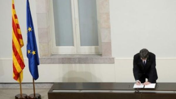 رئيس كاتالونيا كارليس بوتشيمون يوقع وثيقة حول استقلال منطقته خلال جلسة البرلمان الاقليمي في برشلونة

