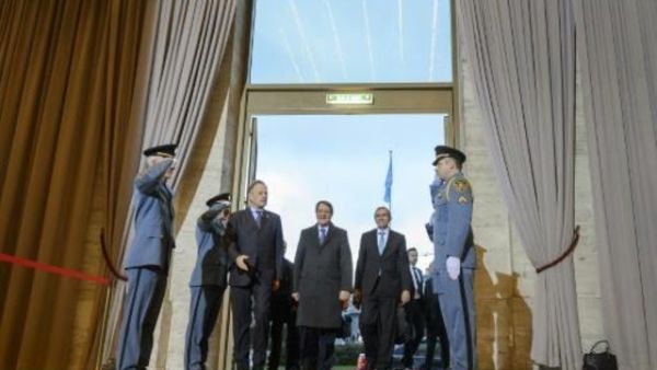 الرئيس القبرصي نيكوس اناستاسياديس لدى وصوله جنيف الاثنين 9 ك2/يناير 2017 (وسط) وفي استقباله الموفد الدولي الخاص اسبن بارث ايدي (يمين) والمدير العام لمكتب الامم المتحدة في جنيف مايكل مولر

