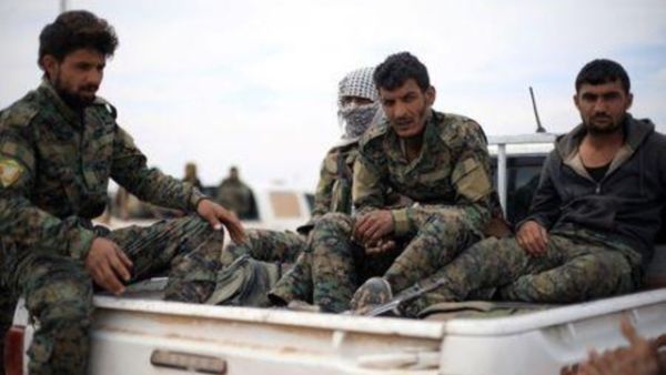 مقاتلون من قوات سوريا الديمقراطية في دير الزور
