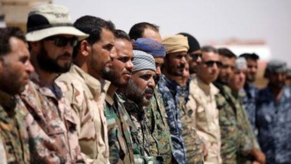 أعضاء من المجلس العسكري بدير الزور الذي يحارب تحت لواء قوات سوريا الديمقراطية يقفون في محافظة دير الزور
