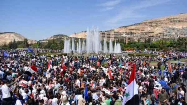 الآلاف يحتفلون في دمشق بـ"انتصارات" الجيش رداً على الضربات الغربية

