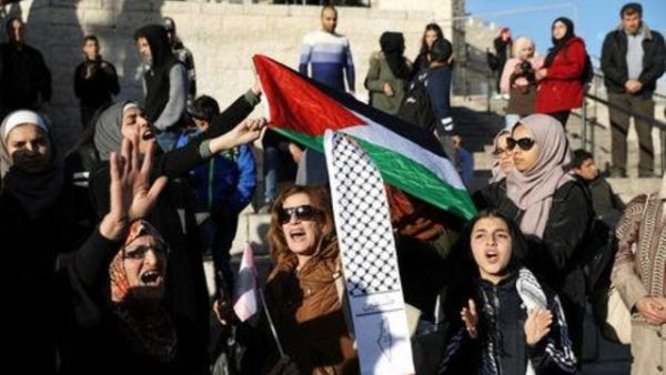 فلسطينيون يشاركون في مظاهرة ضد قرار ترامب بالاعتراف بالقدس عاصمة لاسرائيل قرب بوابة دمشق في البلدة القديمة بالقدس
