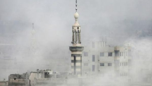 الدخان يتصاعد من مبان بعد غارة جوية على بلدة عربين في الغوطة الشرقية لدمشق

