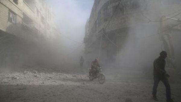 أشخاص خلال قصف على بلدة حمورية في الغوطة الشرقية بدمشقمنظمة الصحة العالمية: 480 شخصا ينتظرون الإجلاء الطبي من دمشق
