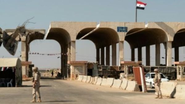 عناصر من الشرطة العسكرية الروسية عند معبر نصيب الحدودي مع الأردن في محافظة درعا

