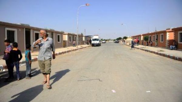 أشخاص تم ترحيلهم من داريا في معسكر في منطقة خاضعة لسيطرة الحكومة في دمشق
