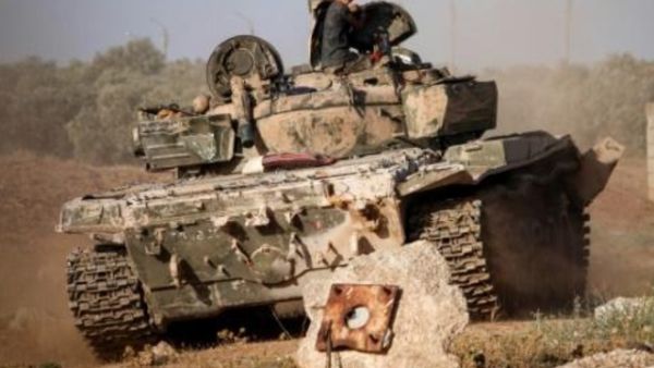 مقاتل معارض في دبابة قرب خط جبهة مع قوات النظام غرب مدينة درعا في جنوب سوريا 