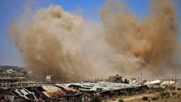 الدخان يتصاعد من مناطق خاضعة لسيطرة المعارضة السورية في محافظة درعا
