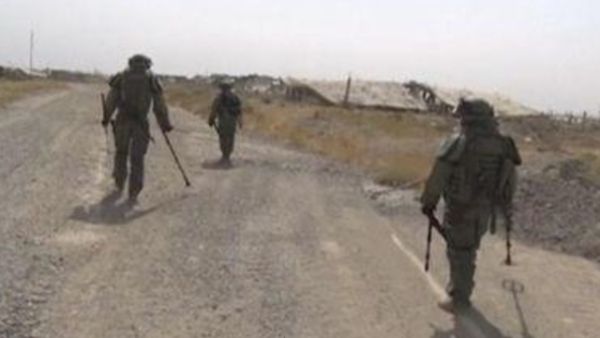 صورة مأخوذة من مقطع فيديو بثته وزارة الدفاع الروسية يظهر مهندسي إزالة ألغام روس في دير الزور
