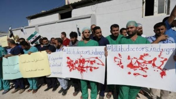 أطباء ومسعفون يتظاهرون في إدلب مطالبين بالحماية 
