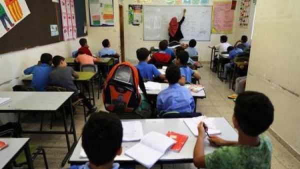 تلاميذ فلسطينيون يحضرون فصلا دراسيا في مدرسة في حي جبل مخبر بالقدس الشرقية 
