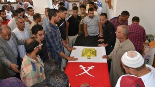 مصريون يشيعون في الاسماعيلية (شرق) جثمان الجندي محمد حسن الذي قتل في هجوم شنه جهاديون على تمركز للجيش المصري في العريش
