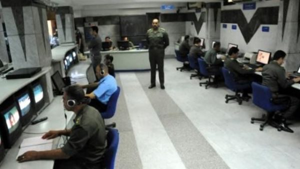 ضباط من الجيش المصري يراقبون محطات تلفزيونية محلية ودولية ومواقع الكترونية في المركز الاعلامي للجيش في القاهرة
