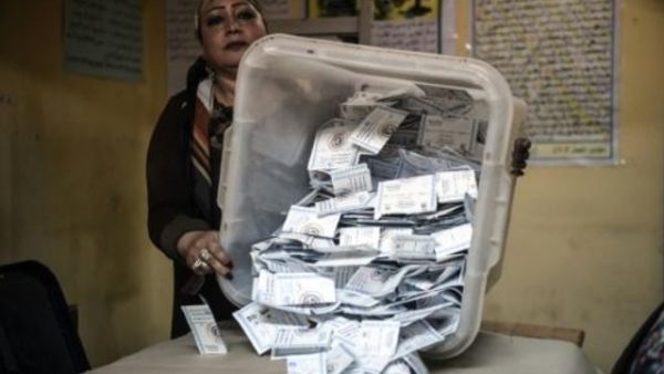  أوراق اقتراع خلال فرز الأصوات في القاهرة

