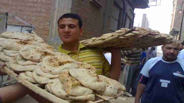عشرات يتظاهرون في مصر بعد تعديل آلية توزيع الخبز المدعوم