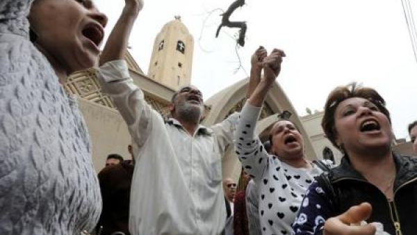 بعض أقارب ضحايا تفجير بكنيسة مار جرجس بطنطا عاصمة محافظة الغربية المصرية
