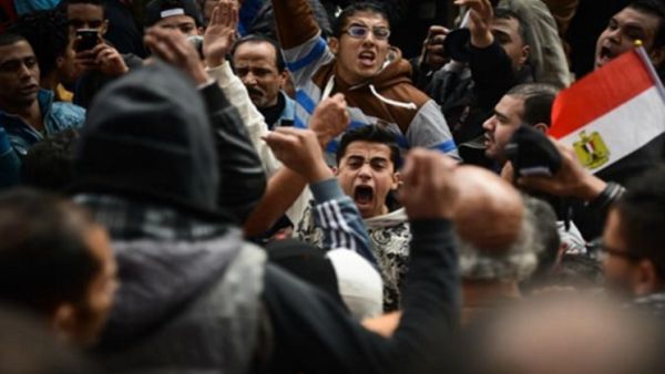 ارشيف/ متظاهرون في القاهرة