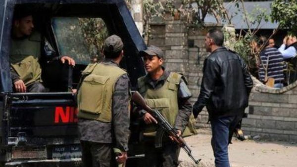 أفراد شرطة عقب انفجار في حي المعادي بجنوب القاهرة

