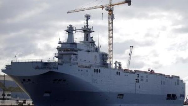 منظر عام لحاملة الطائرات ميسترال أنور السادات في ميناء سان نازير بفرنسا يوم الجمعة
