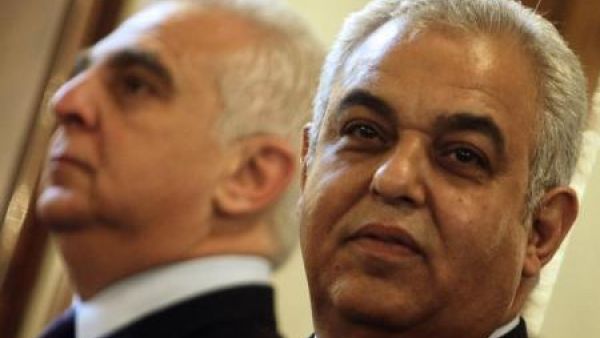 وزير الموارد المائية والري المصري السابق محمد نصر الدين علام (الى اليمين) 
