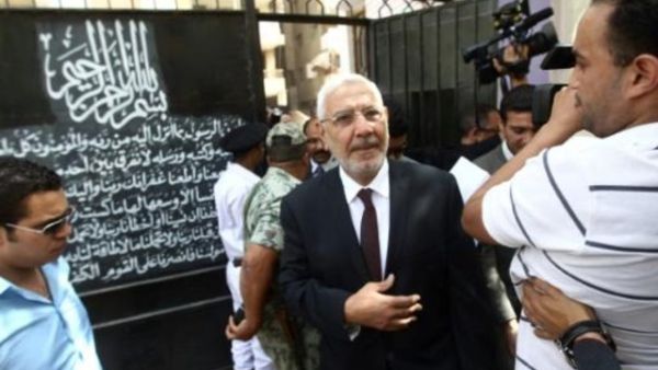 المرشح الاسلامي السابق للانتخابات الرئاسية في مصر عبد المنعم ابو الفتوح في لجنة انتخابية بالقاهرة قبل الإدلاء بصوته في الانتخابات الرئاسية في البلاد
