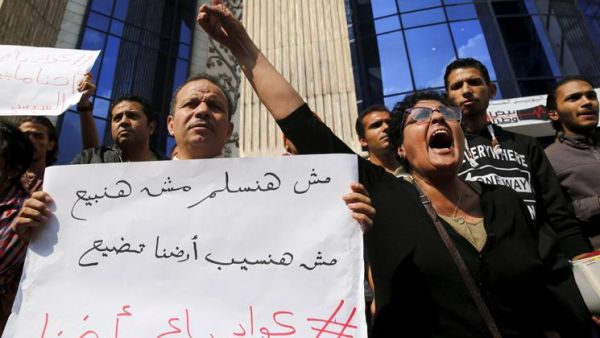 الاف المتظاهرين في مصر ينادون باسقاط  السيسي
