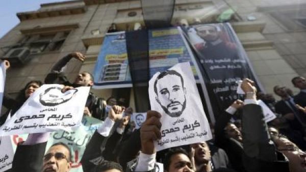 محامون أثناء مظاهرة أمام مقر نقابة المحامين بوسط القاهرة احتجاجا على مقتل أحد زملائهم
