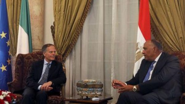 وزير الخارجية المصري سامح شكري (إلى اليمين) خلال اجتماع مع نظيره الايطالي إنزو موافيرو ميلانيزي في القاهرة يوم الاحد
