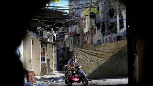 رجل يركب دراجة نارية في مخيم عين الحلوة بالقرب من صيدا
