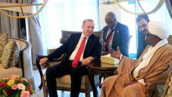 الرئيسان السوداني عمر حسن البشير والتركي رجب طيب إردوغان خلال محادثات في الخرطوم
