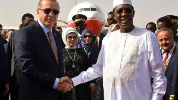 الرئيس التشادي ادريس ديبي يستقبل الرئيس التركي رجب طيب اردوغان في مطار نجامينا 

