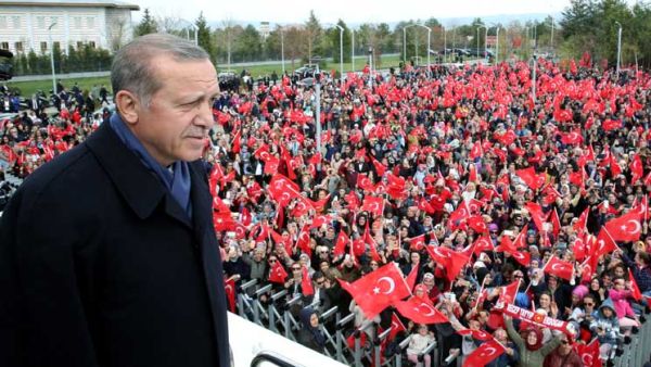 أردوغان الآن أمام خيار المواجهة أو التهدئة في بلد منقسم

