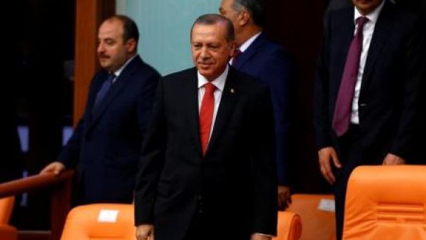 الرئيس التركي رجب طيب إردوغان في تجمع في البرلمان في مراسم لإحياء الذكرى الأولى للمحاولة الانقلابية الفاشلة في أنقرة 
