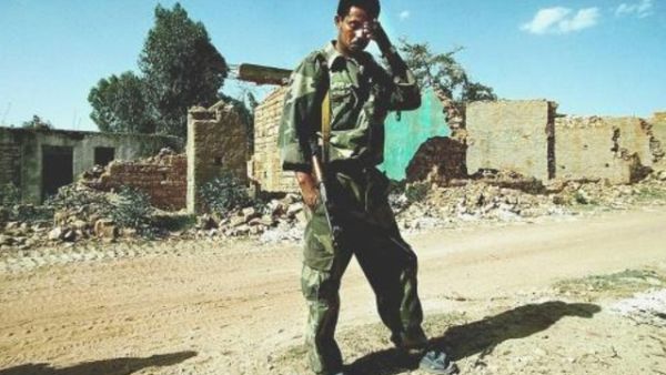 جندي اريتري يقف أمام منزل مُدمر في بلدة زالامبيسا في اريتريا

