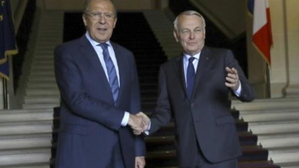 وزير خارجية فرنسا جان مارك إيرو (يمين) ونظيره الروسي سيرغي لافروف