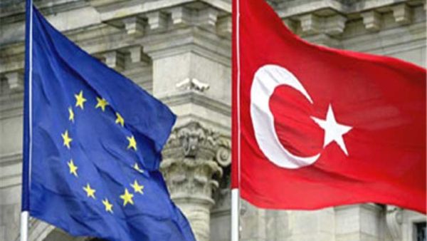 الاتحاد الأوروبي يستبعد تحسن العلاقات مع تركيا بعد الاستفتاء

