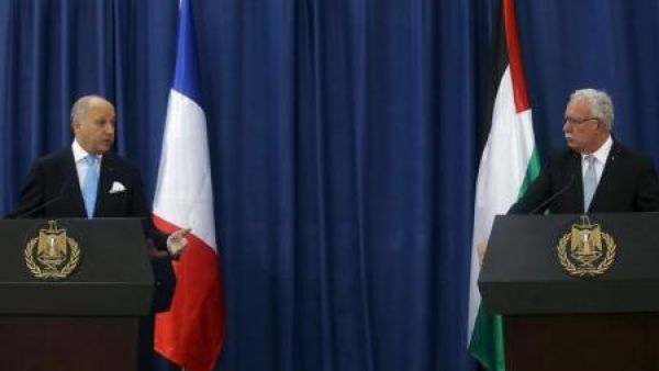 وزير الخارجية الفرنسي لوران فابيوس (على اليسار في الصورة) يتحدث في مؤتمر صحفي مشترك مع نظيره الفلسطيني رياض الماكي في رام الله بالضفة الغربية
