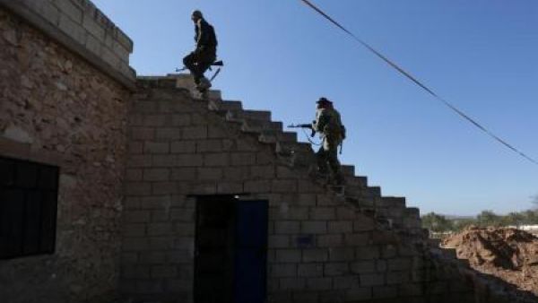 مقاتلان من المعارضة قرب مدينة الباب السورية
