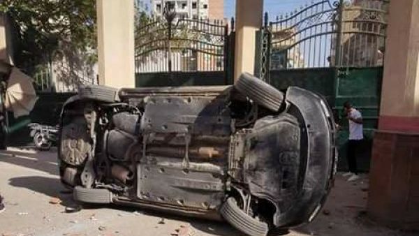 طلبة بمصر يحطمون سيارة برلماني صفع موظفة بجامعتهم