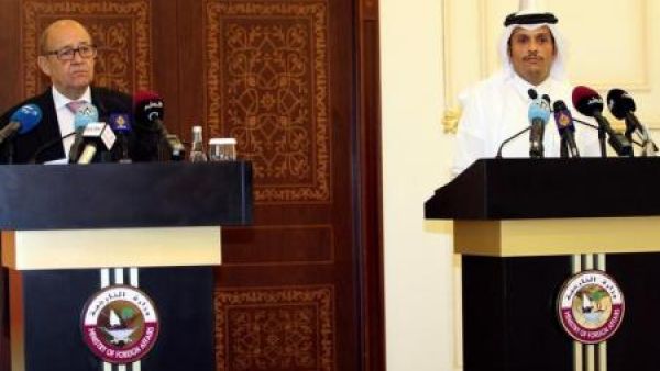 وزيرا خارجية فرنسا جان إيف لو دريان وقطر الشيخ محمد بن عبد الرحمن خلال مؤتمر صحفي في الدوحة

