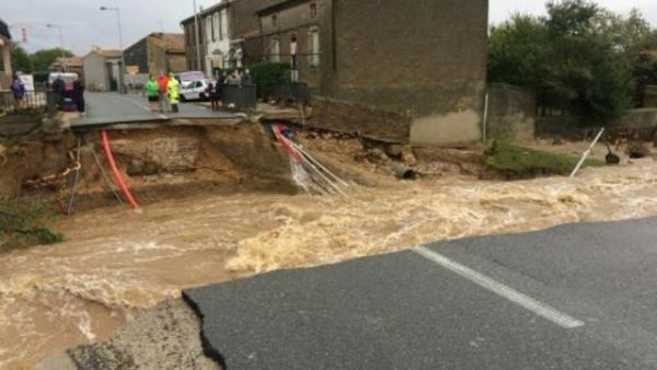 جسر فوق نهر ترابيل جرفته الفيضانات
