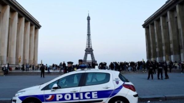 سيارة للشرطة الفرنسية في ساحة تروكاديرو قرب برج ايفل

