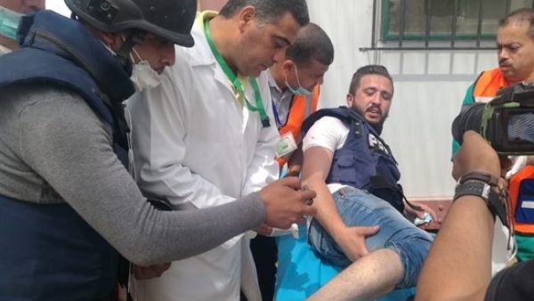 اصابة عشرات الفلسطينيين بمواجهات مع الجيش الاسرائيلي بغزة