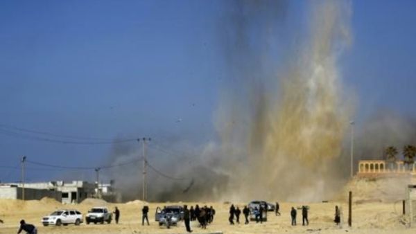 يحاولون الاحتماء خلال غارة اسرائيلية على موقع لحركة حماس في شمال غزة
