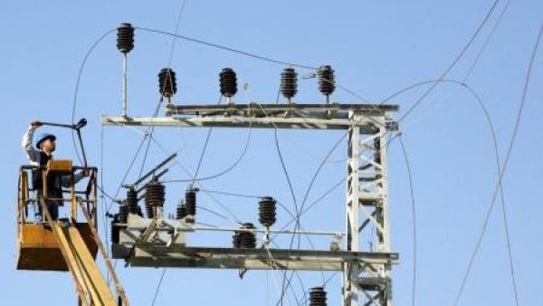 عامل فلسطيني يصلح إمداد الكهرباء في غزة
